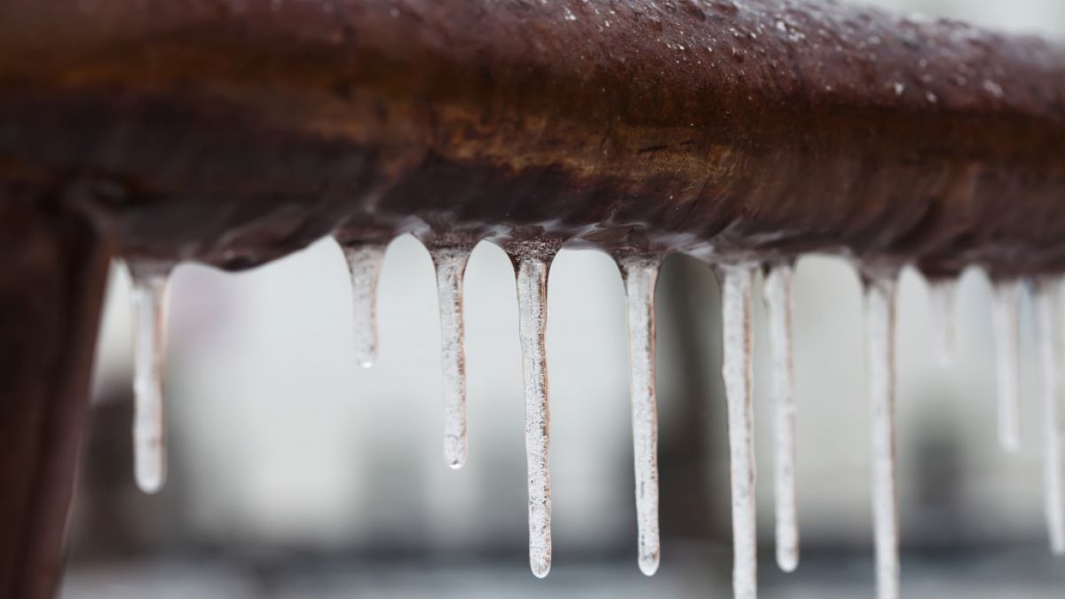Frostige Temperaturen in Sibirien wurden einem 26-Jährigen zum Verhängnis: Er starb an einer Dachrinne hängend als menschlicher Eiszapfen (Symbolfoto). (Foto)