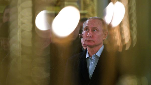 Der russische Präsident Wladimir Putin nahm am 19.01.2018 am Seligersee in Svetlitsa (Russland) im Nilow-Kloster am Gottesdienst zum Epiphanias-Fest teil. (Foto)
