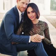 Meghan Markle und Prinz Harry posieren für ihr Verlobungsfoto - in einem für das Königshaus ungewöhnlichen Stil.