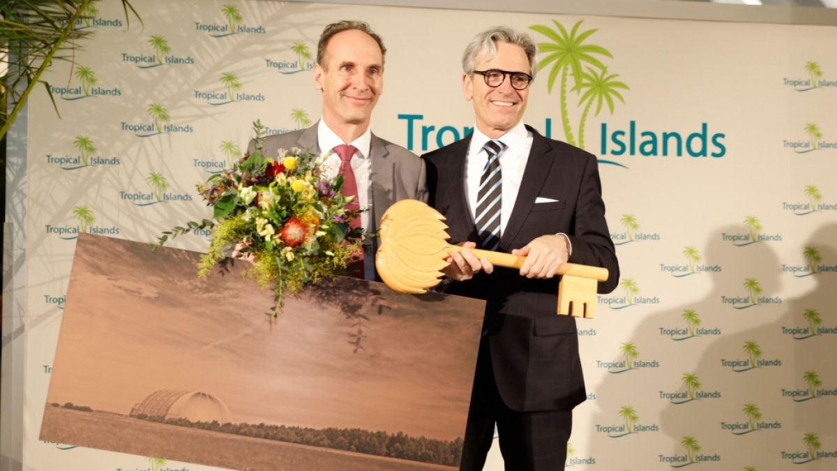 Die offizielle Schlüsselübergabe: Jan Janssen übergibt an seinen Landsmann Michiel Illy. Ab sofort wird der die Geschäfte in der tropischen Erlebniswelt führen. (Foto)
