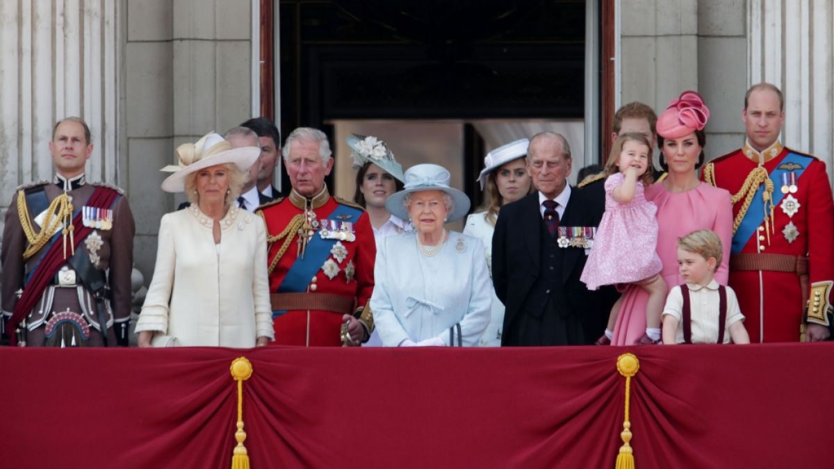 Die britische Königsfamilie auf einem Balkon des Buckingham Palace. (Foto)