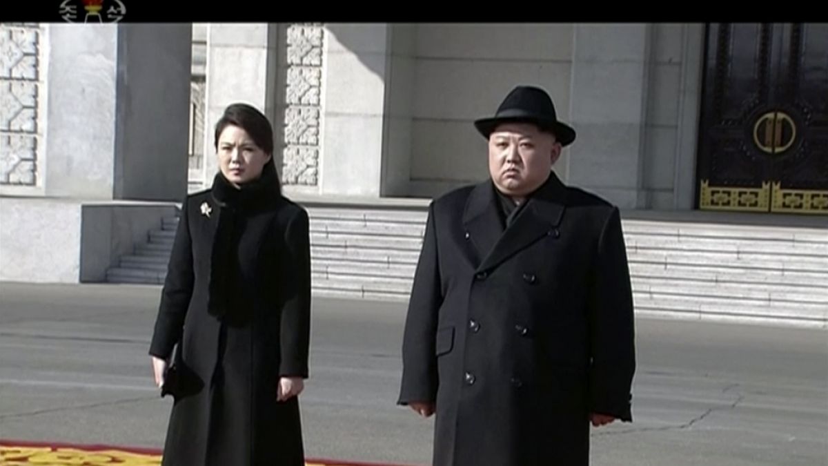 Das Standbild aus einem Video herausgegeben von KRT zeigt die Ankunft von Kim Jong Un (r), Machthaber von Nordkorea und seiner Frau Ri Sol Ju (l) bei der Militärparade. (Foto)