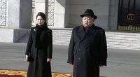 Das Standbild aus einem Video herausgegeben von KRT zeigt die Ankunft von Kim Jong Un (r), Machthaber von Nordkorea und seiner Frau Ri Sol Ju (l) bei der Militärparade.