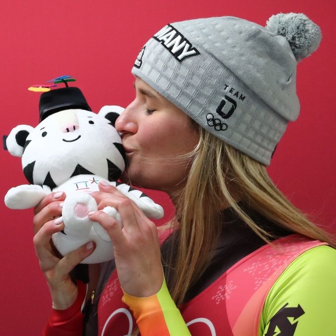 Natalie Geisenberger jubelt über ihre Goldmedaille bei den Olympischen Winterspielen 2018.