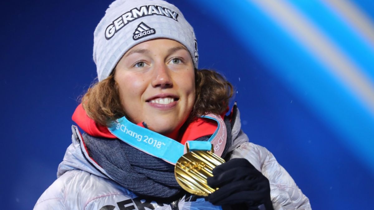 Laura Dahlmeier präsentiert stolz ihre Goldmedaille. (Foto)