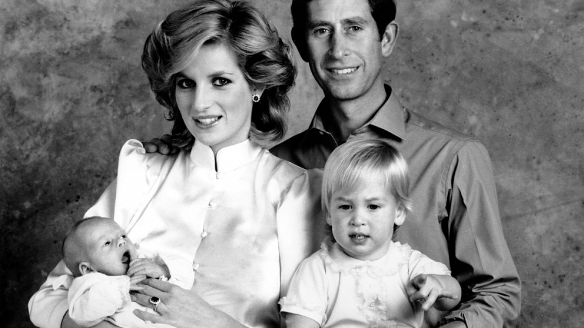 Der Schein trügt: Kurz nach der Geburt von Prinz Harry, hier auf dem Arm von Prinzessin Diana, war die Ehe von Lady Di und Prinz Charles schon irreparabel zerrüttet. (Foto)