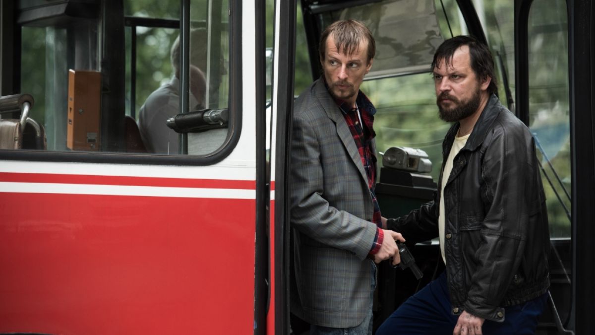 Das Verbrecher-Duo Rösner (Sascha Alexander Gersak) und Degowski (Alexander Scheer, l) bringt einen Bus und die Fahrgäste in seine Gewalt - eine Szene des ARD-Zweiteilers "Gladbeck". (Foto)