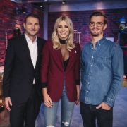 Die "Das Ding des Jahres"-Jury REWE-Einkaufschef Hans-Jürgen Moog (l.), Werbeprofi Lena Gercke (M.) und Gründer Joko Winterscheidt. Die "Das Ding des Jahres"-Jury REWE-Einkaufschef Hans-Jürgen Moog (l.), Werbeprofi Lena Gercke (M.) und Gründer Joko Winterscheidt. (Foto)