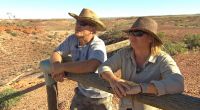 Konny und Manu wagen das Abenteuer Australien und werden drei Wochen lang mit einem riesigen Wohnmobil durch das Outback düsen.
