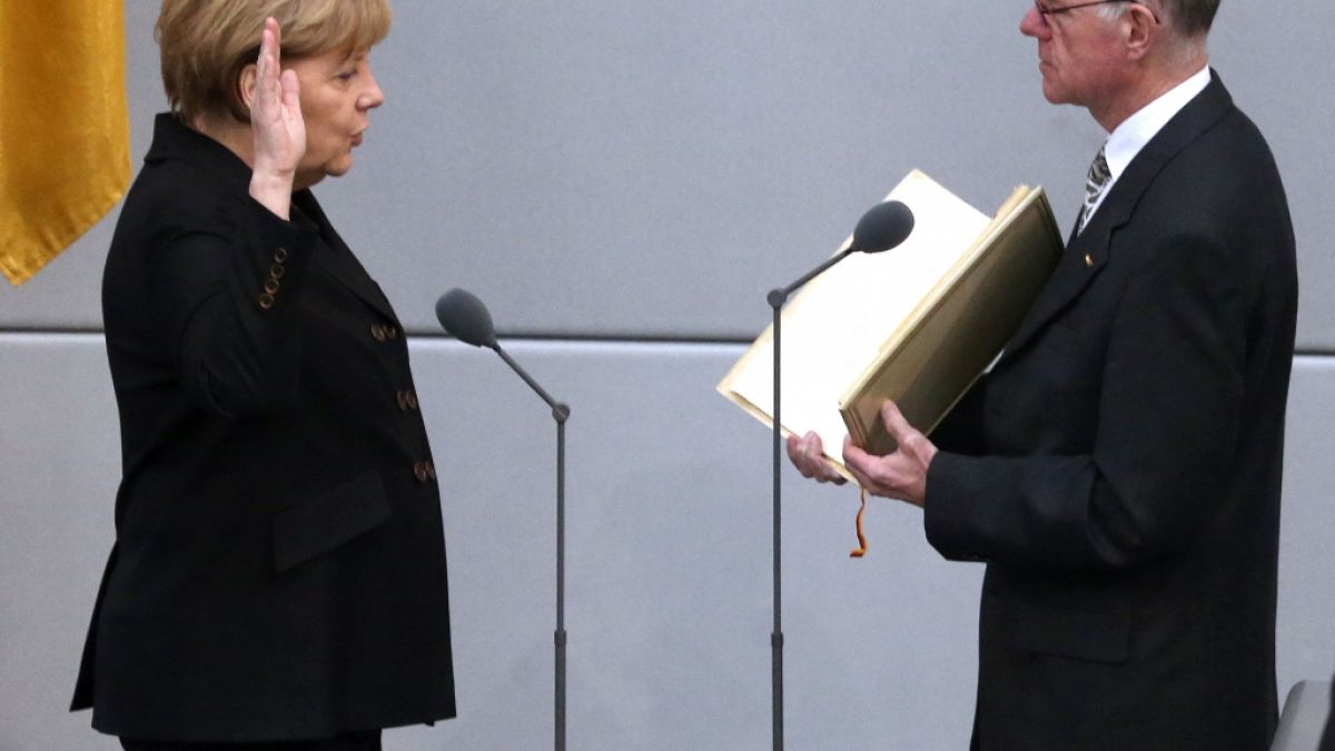 Bundeskanzlerin Angela Merkel legt am 17.12.2013 im Bundestag in Berlin beim Parlamentspräsidenten Norbert Lammert (beide CDU) den Amtseid ab. (Foto)