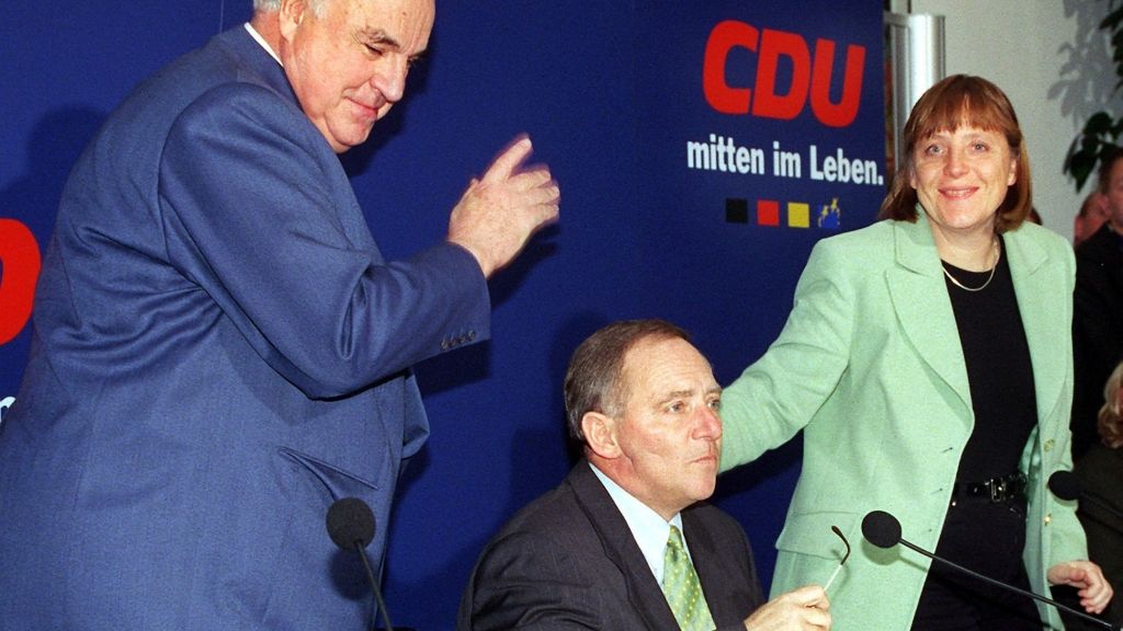 Schick in Mintgrün: Angela Merkel 1990 bei einer CDU-Pressekonferenz neben Altbundeskanzler Helmut Kohl. (Foto)
