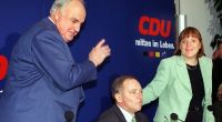 Schick in Mintgrün: Angela Merkel 1990 bei einer CDU-Pressekonferenz neben Altbundeskanzler Helmut Kohl.