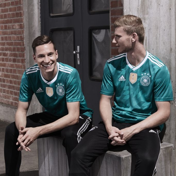 Trikot-Panne! Spott für DFB-Team bei Länderspiel Trikot-Panne! Spott für DFB-Team bei Länderspiel (Foto)