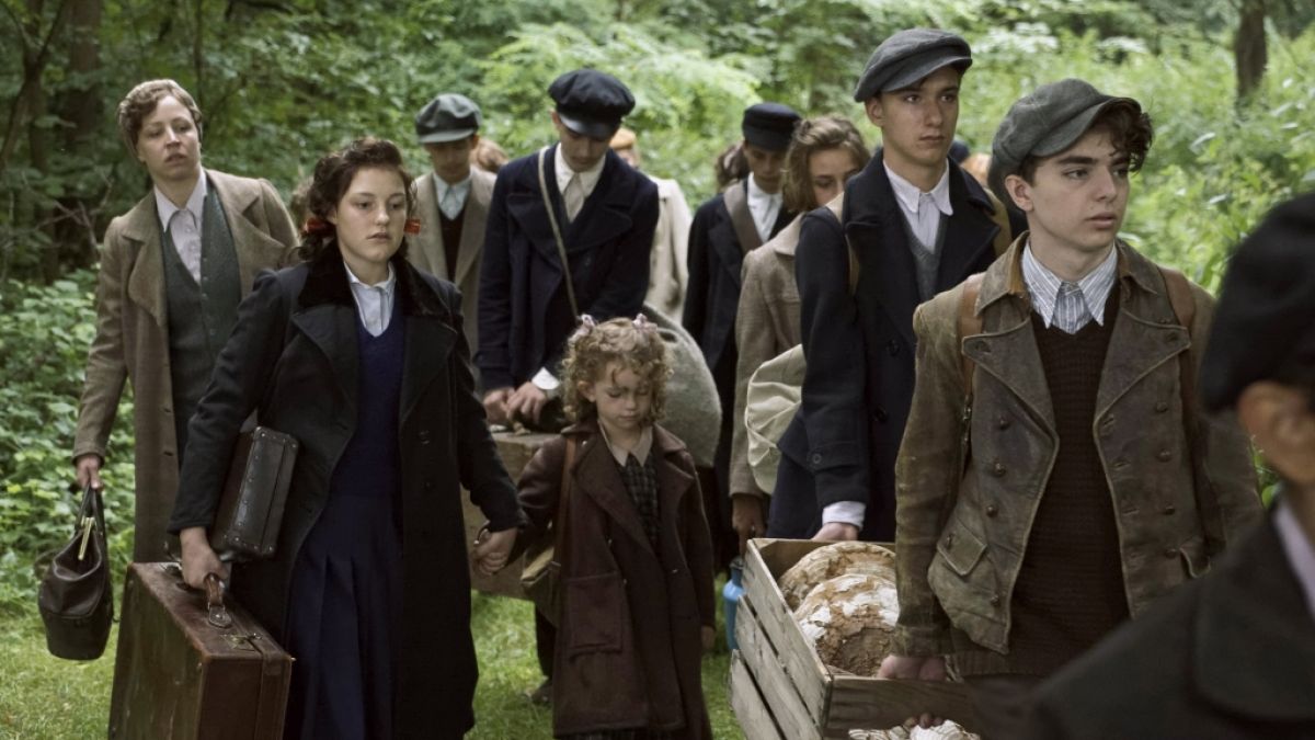 Helga (Nina Proll, li.), Betty (Sophie Stockinger, 2. v. li.) und die kleine Milli (Amy Lee Wörgötter) fliehen mit anderen Kindern und Jugendlichen vor den Nazis. (Foto)
