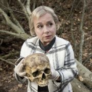 Silke Haller (Christine Urspruch) mit dem Schädel, den Arbeiter im Wolbecker Wald gefunden haben.
