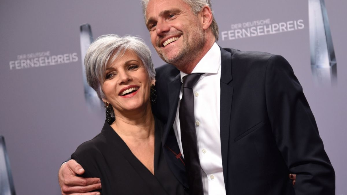 Birgit Schrowange und ihr Freund Frank Spothelfer kommen zu der Verleihung des 19. Deutschen Fernsehpreises. (Foto)