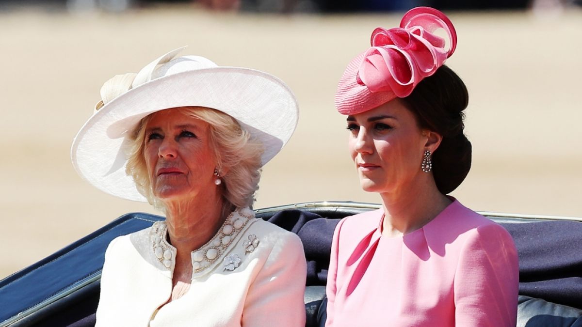 Dass Camilla Parker-Bowles und Kate Middleton stets wie aus dem Ei gepellt aussehen, haben die beiden Herzoginnen dem strengen Beauty-Regiment von Queen Elizabeth II. zu verdanken. (Foto)