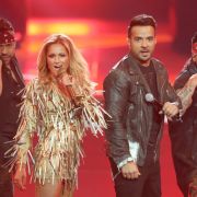 Helene Fischer singt im Duett mit Luis Fonsi auf Spanisch. Helene Fischer singt im Duett mit Luis Fonsi auf Spanisch.
