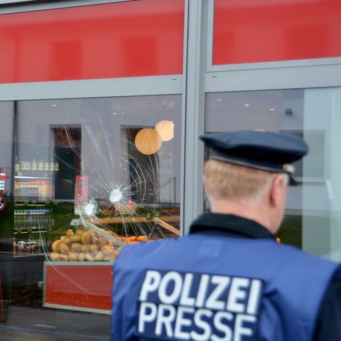 Mutmaßlicher Randalierer vor Bäckerei von Polizisten erschossen Mutmaßlicher Randalierer vor Bäckerei von Polizisten erschossen (Foto)