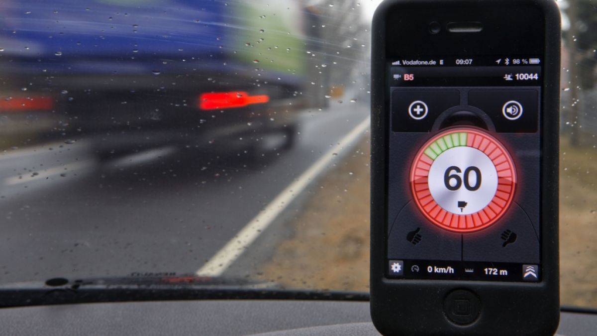 Eine Warn-App im Auto zeigt an, wann der nächste Blitzer kommt. (Foto)