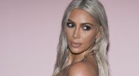 Kim Kardashians Körper wird zum Parfüm-Gefäß.