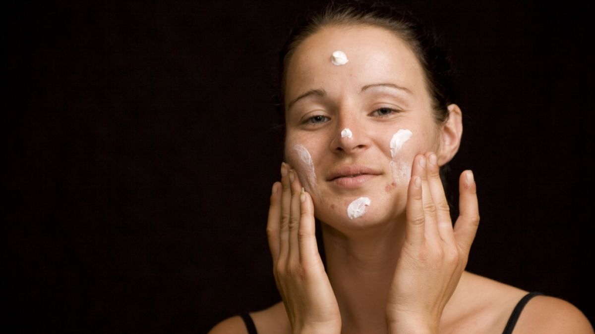 Viele Inhaltsstoffe von Kosmetika stehen unter Verdacht, Hautunreinheiten auszulösen. (Foto)