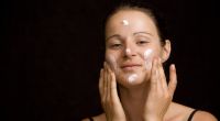 Viele Inhaltsstoffe von Kosmetika stehen unter Verdacht, Hautunreinheiten auszulösen.