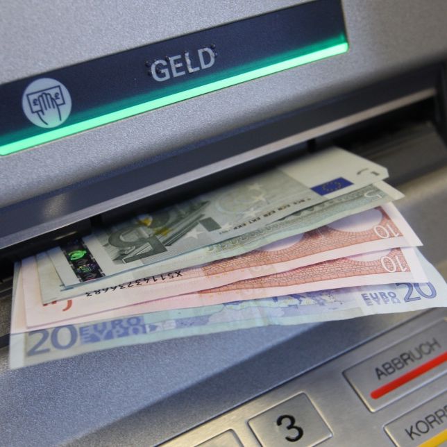 Gebühren-Wahn! DIESE Bank legt Mindestbetrag fürs Geldabheben fest