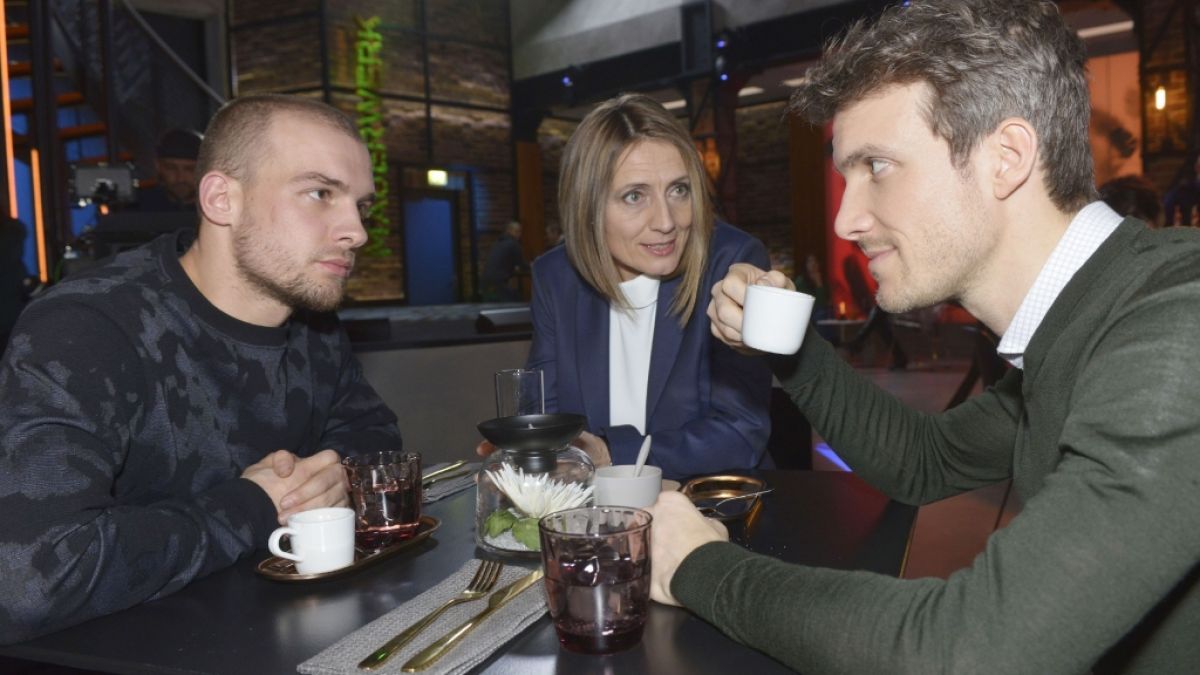 Chris (Eric Stehfest, l.) und Felix (Thaddäus Meilinger) sind überrascht, dass Rosa (Joana Schümer) ihre Geschäfte neu regeln möchte. (Foto)