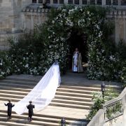 Meghan Markle steigt die Stufen der Kirche hinauf. Meghan Markle steigt die Stufen der Kirche hinauf.