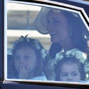Herzogin Kate und zwei der 10 Blumenkinder, darunter ihre Tochter, Prinzessin Charlotte. Herzogin Kate und zwei der 10 Blumenkinder, darunter ihre Tochter, Prinzessin Charlotte.
