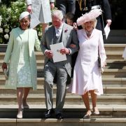 Doria Ragland (l-r), Mutter der Braut, Prinz Charles und Herzogin Camilla verlassen nach der Trauung die St.-Georgs-Kapelle. Doria Ragland (l-r), Mutter der Braut, Prinz Charles und Herzogin Camilla verlassen nach der Trauung die St.-Georgs-Kapelle.