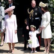 Doria Ragland (l-r), Mutter der Braut, Prinz Charles, Herzogin Camilla, Prinz William, Herzogin Kate und Prinzessin Charlotte (unten, r) verlassen nach der Trauung die St.-Georgs-Kapelle. Doria Ragland (l-r), Mutter der Braut, Prinz Charles, Herzogin Camilla, Prinz William, Herzogin Kate und Prinzessin Charlotte (unten, r) verlassen nach der Trauung die St.-Georgs-Kapelle.