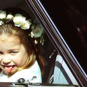 Prinzessin Charlotte streckt im Auto ihre Zunge heraus. Prinzessin Charlotte streckt im Auto ihre Zunge heraus.