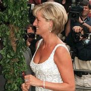 Prinzessin Diana, geht zu einem VIP-Empfang des Auktionshauses Christies, dabei trägt sie den Aquamarin-Ring, der nun Meghan gehört. Prinzessin Diana, geht zu einem VIP-Empfang des Auktionshauses Christies, dabei trägt sie den Aquamarin-Ring, der nun Meghan gehört.