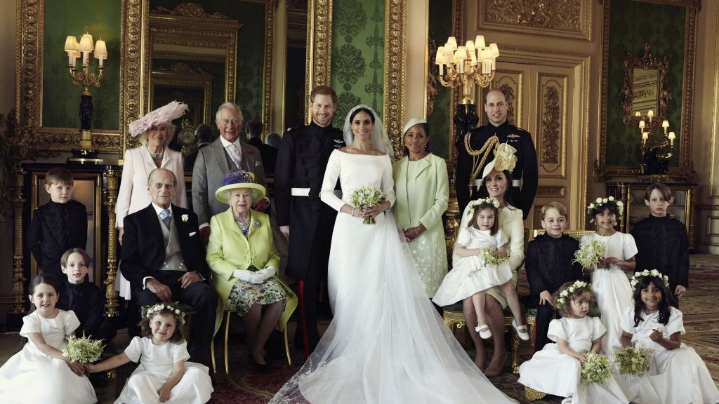 Dieses vom Kensington-Palast zur Verfügung gestellte Bild zeigt eines der offiziellen Hochzeitsbilder von Prinz Harry (Mitte, l) und Herzogin Meghan (M). (Foto)