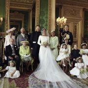 Dieses vom Kensington-Palast zur Verfügung gestellte Bild zeigt eines der offiziellen Hochzeitsbilder von Prinz Harry (Mitte, l) und Herzogin Meghan (M). Dieses vom Kensington-Palast zur Verfügung gestellte Bild zeigt eines der offiziellen Hochzeitsbilder von Prinz Harry (Mitte, l) und Herzogin Meghan (M).