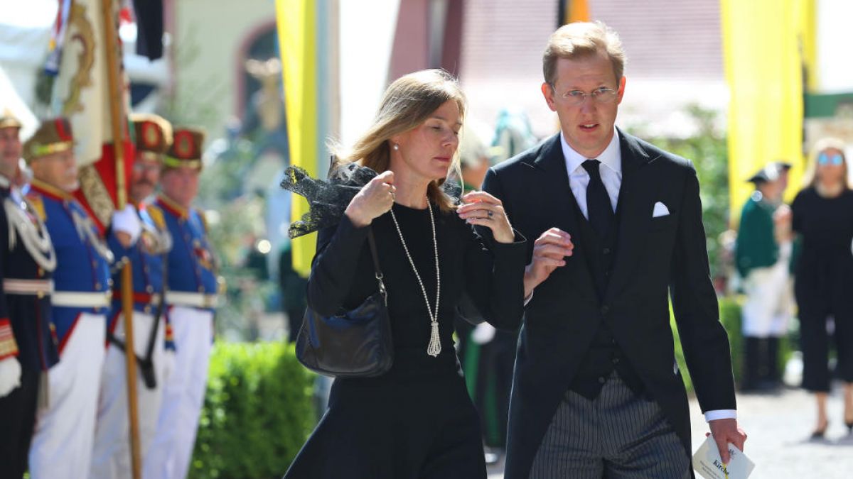 Prinz Bernhard von Baden und seine Frau kommen zur Trauerfeier. (Foto)