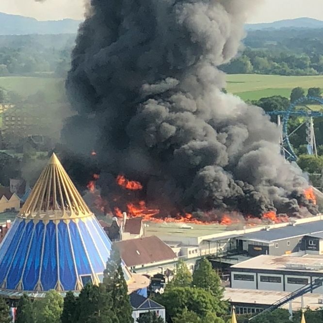 Feuer-Inferno im Vergnügungspark verursacht 
