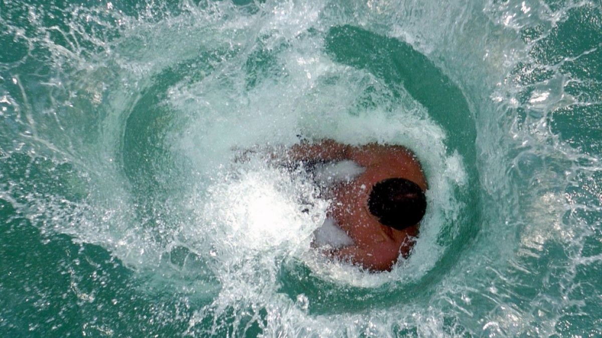 Nicht immer hat der Sprung ins Badegwässer erfreuliche Folgen - jährlich sterben unzählige Menschen bei Badeunfällen (Symbolfoto). (Foto)