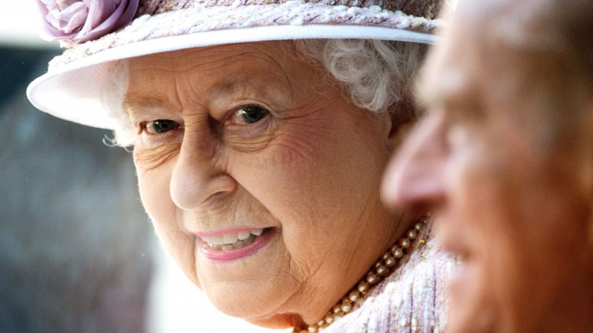 Beim Besuch der Queen bei einem Pferderennen kam es zu einem peinlichen Nippelblitzer. (Foto)