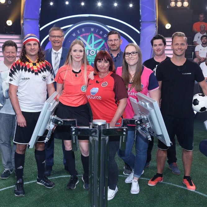 SO liefert er der Kanzlerin aktuelle Fußball-News! SO liefert er der Kanzlerin aktuelle Fußball-News! (Foto)