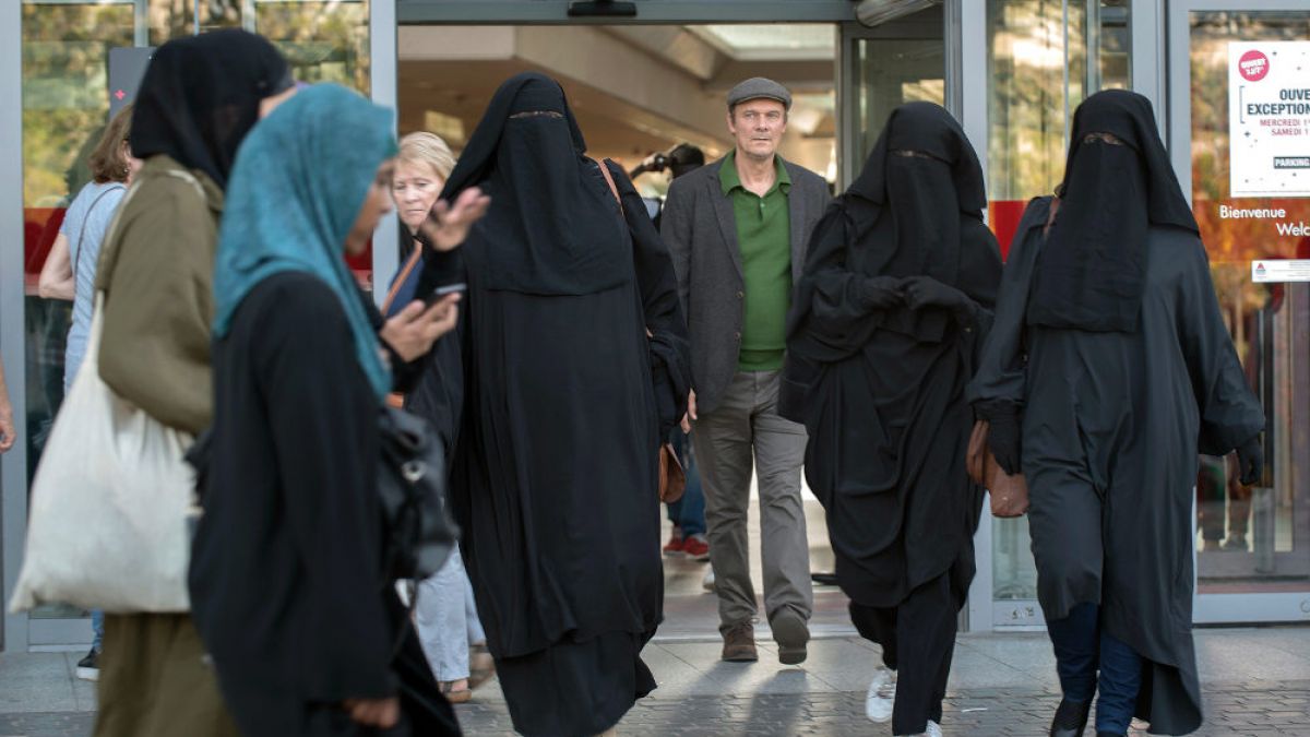 François (Edgar Selge, Mitte) überlegt bei einem Spaziergang durch die Straßen von Paris, welche Auswirkungen eine Islamisierung Frankreichs auf das gesellschaftliche Leben haben könnte. (Foto)