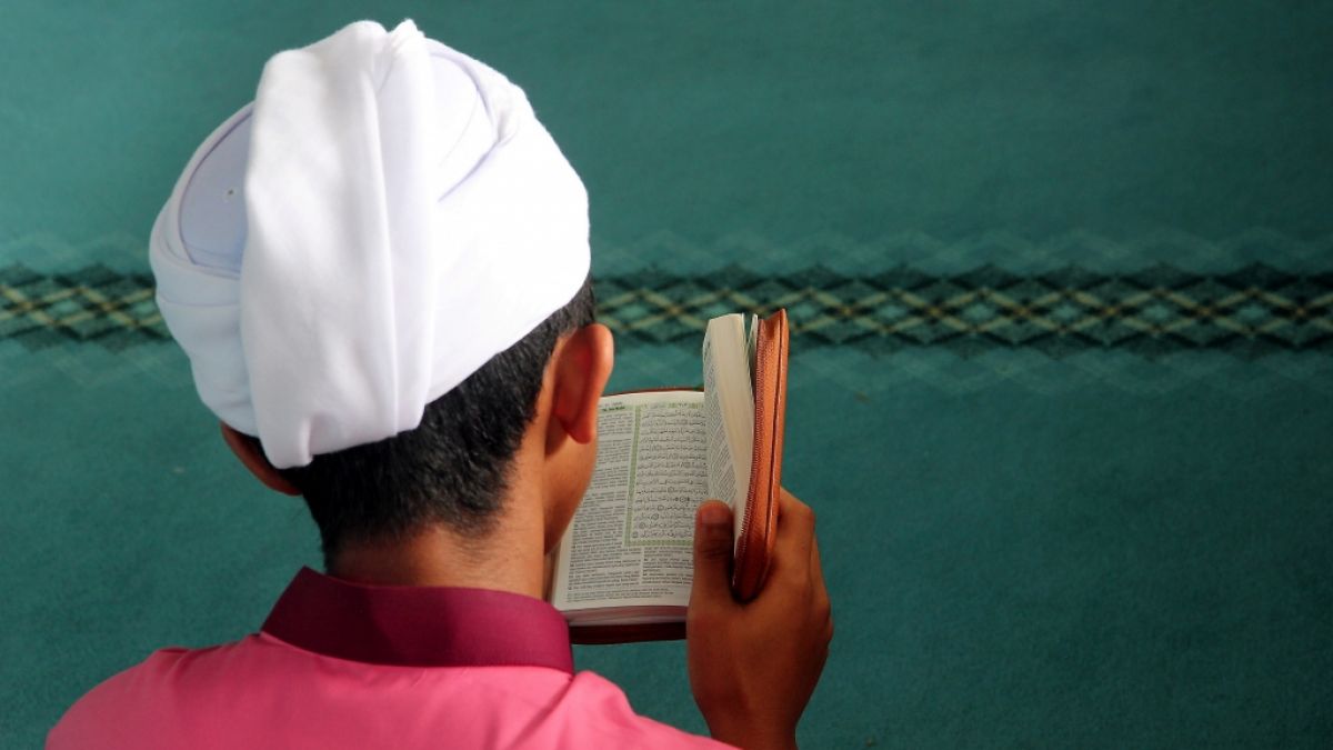 Ein Muslim liest aus dem Koran: Während des Fastenmonats Ramadan stehen Gebete im Vordergrund, auf Essen und Trinken wird dagegen verzichtet. (Foto)