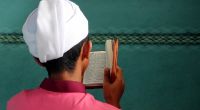 Ein Muslim liest aus dem Koran: Während des Fastenmonats Ramadan stehen Gebete im Vordergrund, auf Essen und Trinken wird dagegen verzichtet.