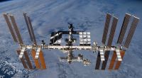 Die Internationale Raumstation ISS kreist in einer Höhe von 400 Kilometer um die Erde. 