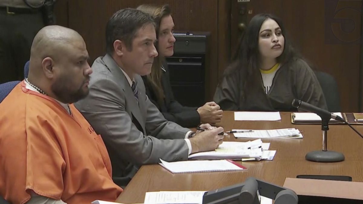 Das Videostandbild zeigt Isauro Aguirre (l) und Sinthia Fernandez (r) während ihrer Strafmaßverkündung im Gerichtssaal. Aguirre, der den acht Jahre alten Sohn seiner Freundin zu Tode quälte, ist in Kalifornien zum Tod verurteilt worden. (Foto)