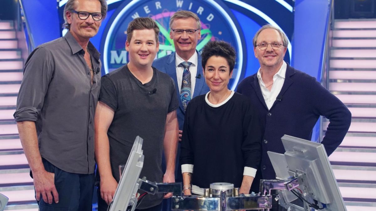 Günther Jauch quizzt beim "Wer wird Millionär?" Prominenten-Special mit Götz Otto, Chris Tall, Dunja Hayali und Olli Dittrich (v.l.n.r.). (Foto)