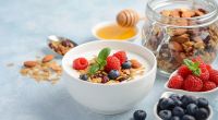 Empfohlen wird, jeden Tag etwa 150 Gramm Naturjoghurt zu essen. Granola, Honig oder Beeren dürfen auch mit drauf.