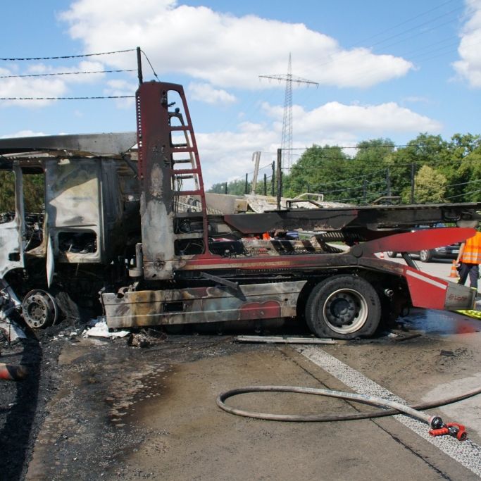 Gaffer pöbeln gegen Rettungskräfte, während Lkw-Fahrer bei Unfall stirbt Gaffer pöbeln gegen Rettungskräfte, während Lkw-Fahrer bei Unfall stirbt (Foto)